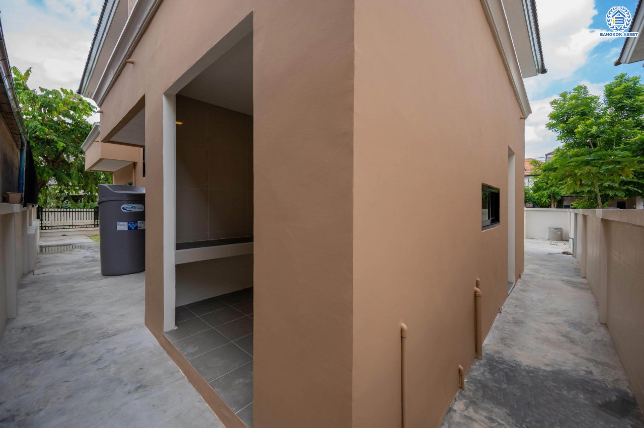 บ้านมือสองตกแต่งใหม่  โครงการ ธารา ราชพฤกษ์-ปิ่นเกล้า บ้านสวย พร้อมอยู่ เนื้อที่ 88.2 ตร.ว. ฟังก์ชัน 3 ห้องนอน 4 ห้องน้ำ 1 ห้องแม่บ้าน จอดรถได้ 2 คัน บนทำเลเชื่อมต่อถนนกาญจนาภิเษก ใกล้รถไฟฟ้าสายสีแดง "สถานีตลิ่งชัน" และจุดขึ้นทางด่วน "ศรีรัช" รายล้อมด้วยสิ่งอำนวยความสะดวกครบครัน